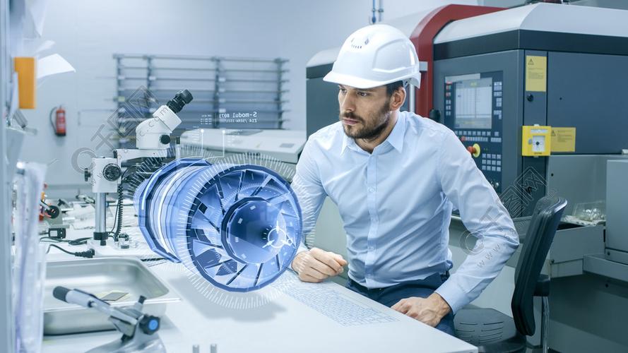 在高科技未来工厂总工程师的工作与全息投影3d模型的发动机涡轮原型